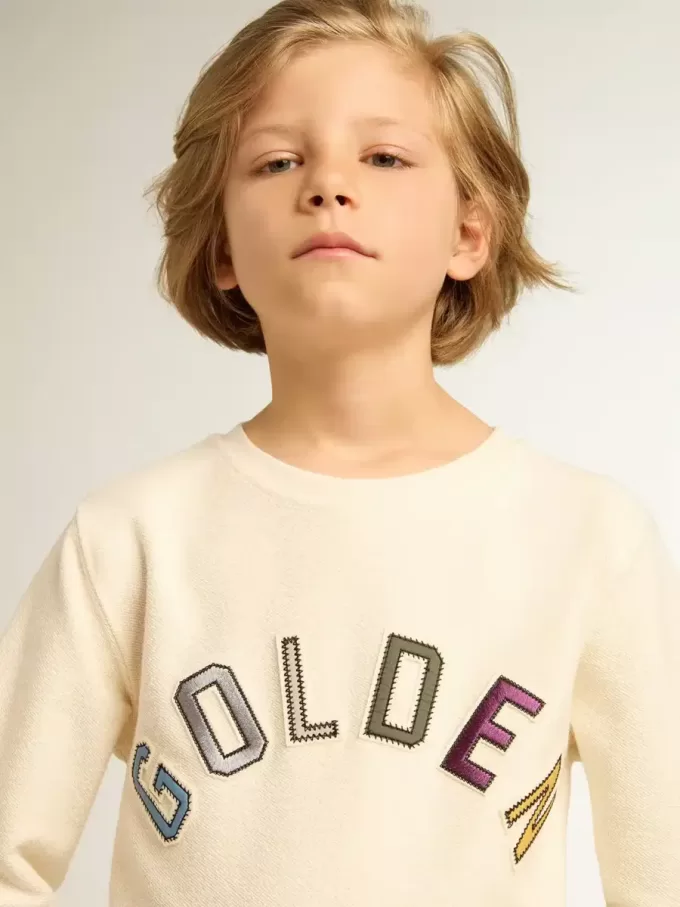 Sweatshirt i åldrat vitt med flerfärgad Golden-text på framsidan Sweatshirt i åldrat vitt med flerfärgad Golden-text på framsidan