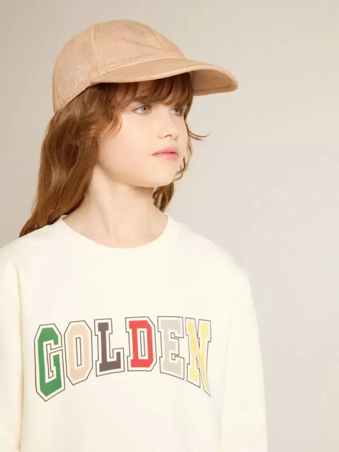 Sweatshirt i åldrat vitt med flerfärgad Golden-text på framsidan Sweatshirt i åldrat vitt med flerfärgad Golden-text på framsidan