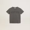 T-shirt för pojkar i grått med slitna detaljer T-shirt för pojkar i grått med slitna detaljer