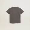T-shirt för pojkar i grått med slitna detaljer T-shirt för pojkar i grått med slitna detaljer