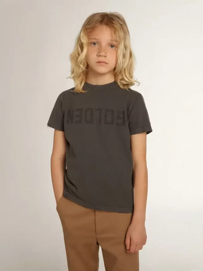T-shirt för pojkar i grått med slitna detaljer T-shirt för pojkar i grått med slitna detaljer