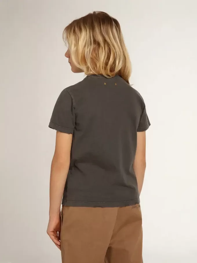 T-shirt för pojkar i grått med slitna detaljer T-shirt för pojkar i grått med slitna detaljer
