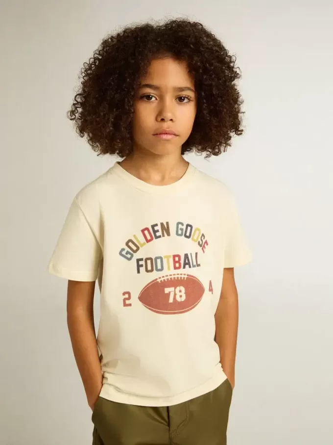 T-shirt för pojkar i slitet vitt med flerfärgade bokstäver T-shirt för pojkar i slitet vitt med flerfärgade bokstäver
