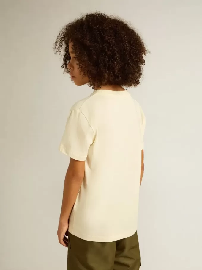 T-shirt för pojkar i slitet vitt med flerfärgade bokstäver T-shirt för pojkar i slitet vitt med flerfärgade bokstäver