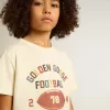 T-shirt för pojkar i slitet vitt med flerfärgade bokstäver T-shirt för pojkar i slitet vitt med flerfärgade bokstäver