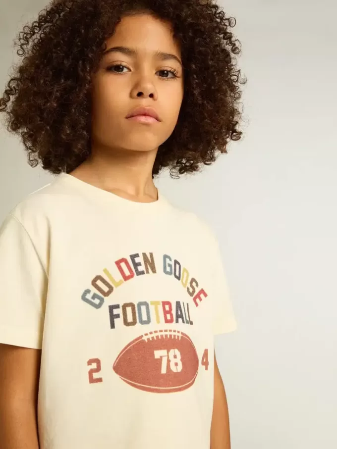T-shirt för pojkar i slitet vitt med flerfärgade bokstäver T-shirt för pojkar i slitet vitt med flerfärgade bokstäver