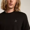 T-shirt från Black Star Collection med ton-i-ton-stjärna på framsidan T-shirt från Black Star Collection med ton-i-ton-stjärna på framsidan