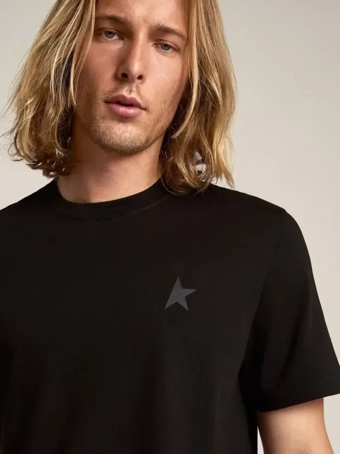 T-shirt från Black Star Collection med ton-i-ton-stjärna på framsidan T-shirt från Black Star Collection med ton-i-ton-stjärna på framsidan