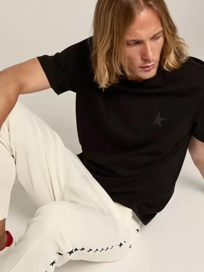 T-shirt från Black Star Collection med ton-i-ton-stjärna på framsidan T-shirt från Black Star Collection med ton-i-ton-stjärna på framsidan