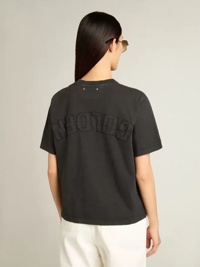 T-shirt i tvättad svart med omvänd logotyp på baksidan – Jersey Capsule T-shirt i tvättad svart med omvänd logotyp på baksidan – Jersey Capsule