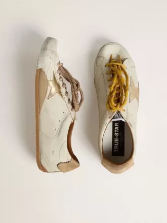 True-Star för damer i vitt nappaläder med guldstjärna och beige mockahälflik