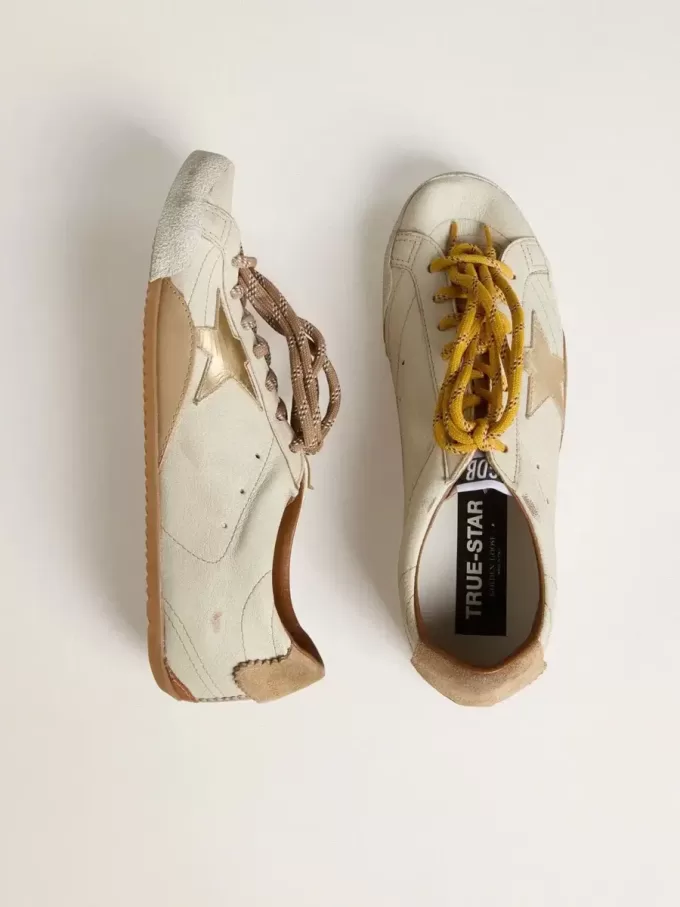 True-Star för damer i vitt nappaläder med guldstjärna och beige mockahälflik