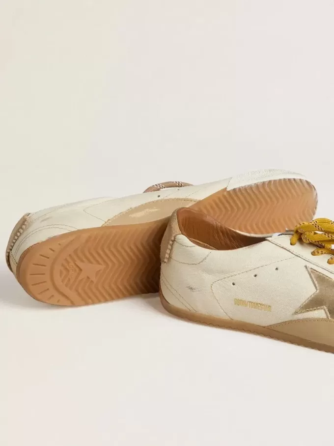 True-Star för damer i vitt nappaläder med guldstjärna och beige mockahälflik