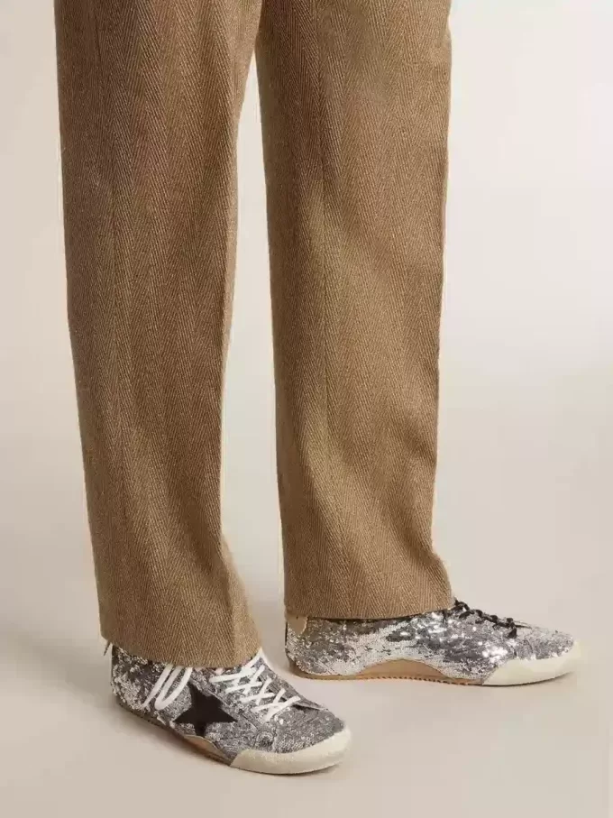 True-Star för herr i silverpaljetter med svart stjärna och beige läderflik på hälen True-Star för herr i silverpaljetter med svart stjärna och beige läderflik på hälen