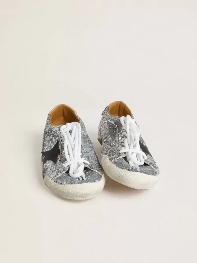 True-Star för herr i silverpaljetter med svart stjärna och beige läderflik på hälen True-Star för herr i silverpaljetter med svart stjärna och beige läderflik på hälen
