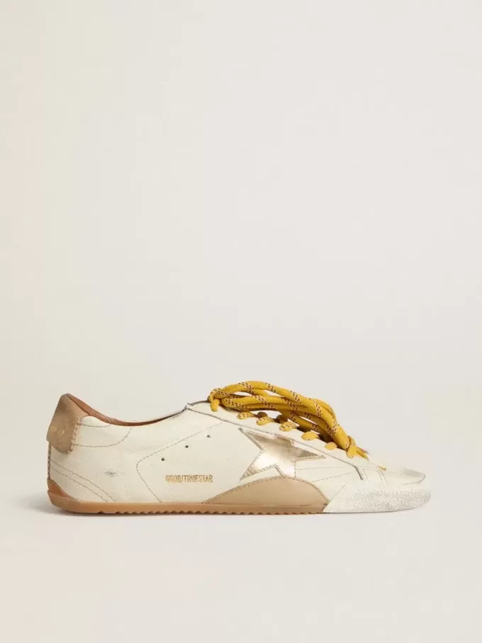 True-Star för herr i vitt nappaläder med guldfolierad läderstjärna och beige mockahälflik True-Star för herr i vitt nappaläder med guldfolierad läderstjärna och beige mockahälflik