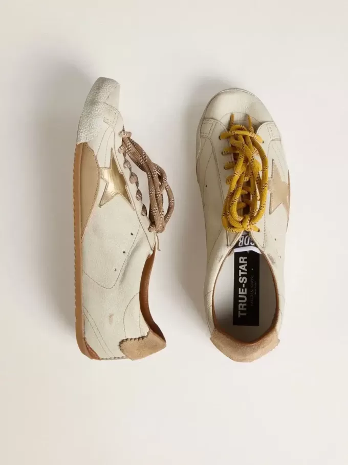 True-Star för herr i vitt nappaläder med guldfolierad läderstjärna och beige mockahälflik True-Star för herr i vitt nappaläder med guldfolierad läderstjärna och beige mockahälflik