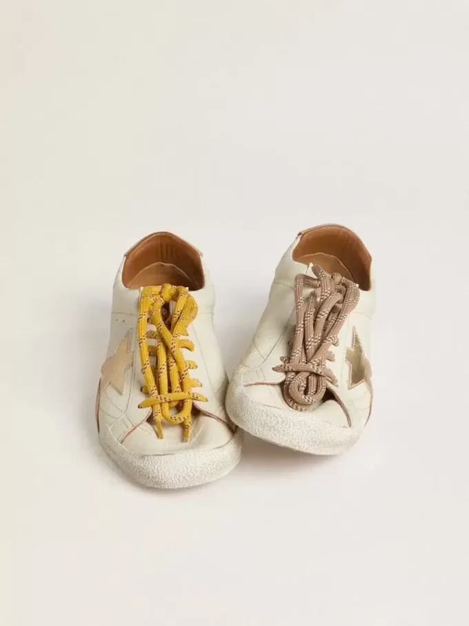 True-Star för herr i vitt nappaläder med guldfolierad läderstjärna och beige mockahälflik True-Star för herr i vitt nappaläder med guldfolierad läderstjärna och beige mockahälflik