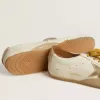 True-Star för herr i vitt nappaläder med guldfolierad läderstjärna och beige mockahälflik True-Star för herr i vitt nappaläder med guldfolierad läderstjärna och beige mockahälflik