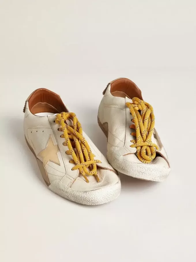 True-Star för herr i vitt nappaläder med guldfolierad läderstjärna och beige mockahälflik True-Star för herr i vitt nappaläder med guldfolierad läderstjärna och beige mockahälflik