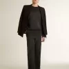 Unisex-tröja i sliten svart bomull med broderad logotyp Unisex-tröja i sliten svart bomull med broderad logotyp