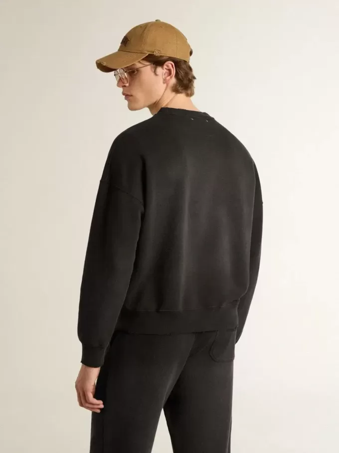 Unisex-tröja i sliten svart bomull med broderad logotyp Unisex-tröja i sliten svart bomull med broderad logotyp