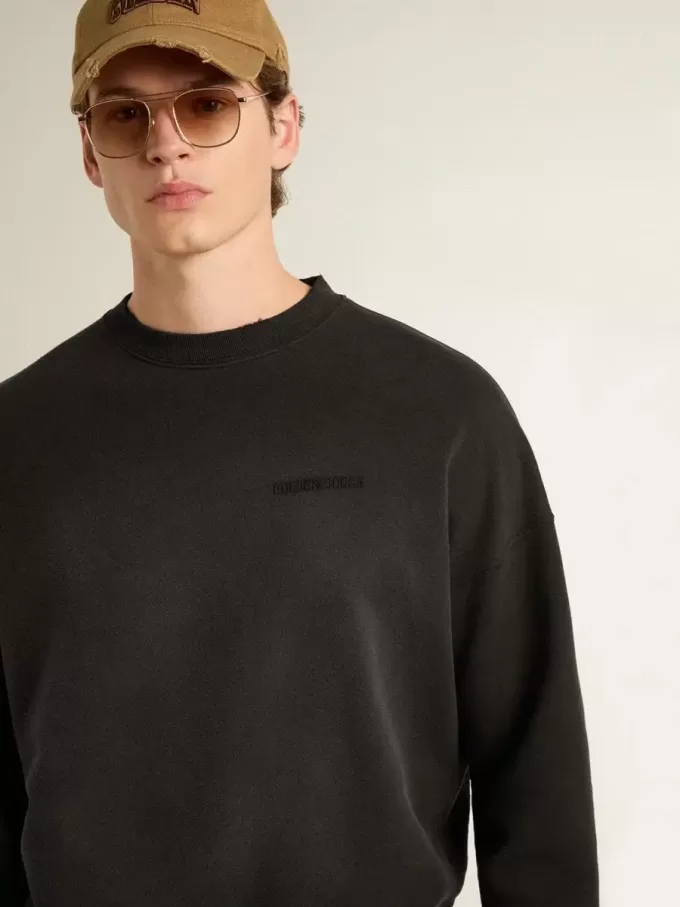 Unisex-tröja i sliten svart bomull med broderad logotyp Unisex-tröja i sliten svart bomull med broderad logotyp