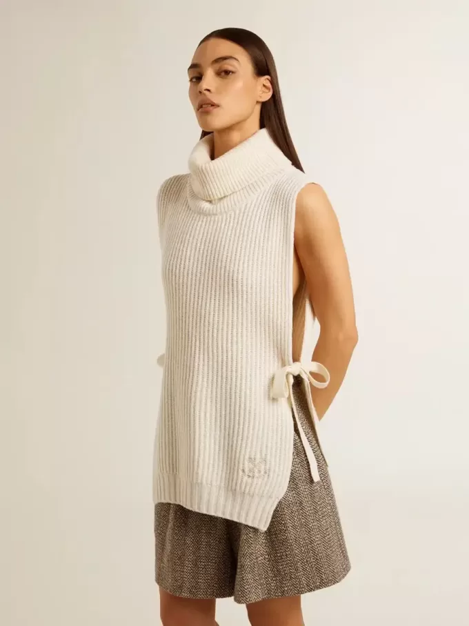 Unisex vit höghalsad ärmlös tröja i ribbad ull Unisex vit höghalsad ärmlös tröja i ribbad ull