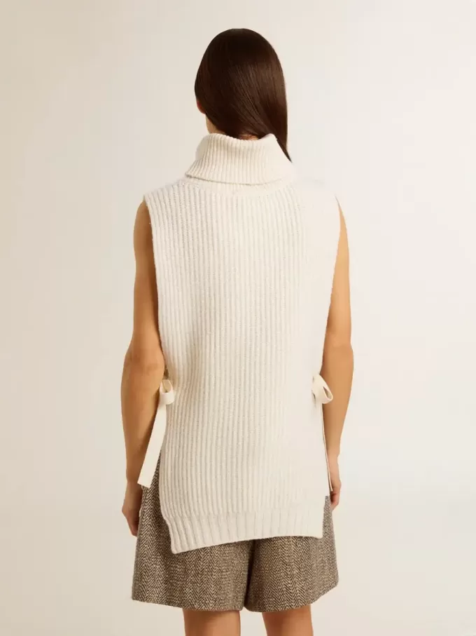 Unisex vit höghalsad ärmlös tröja i ribbad ull Unisex vit höghalsad ärmlös tröja i ribbad ull