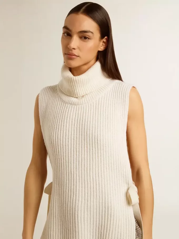 Unisex vit höghalsad ärmlös tröja i ribbad ull Unisex vit höghalsad ärmlös tröja i ribbad ull