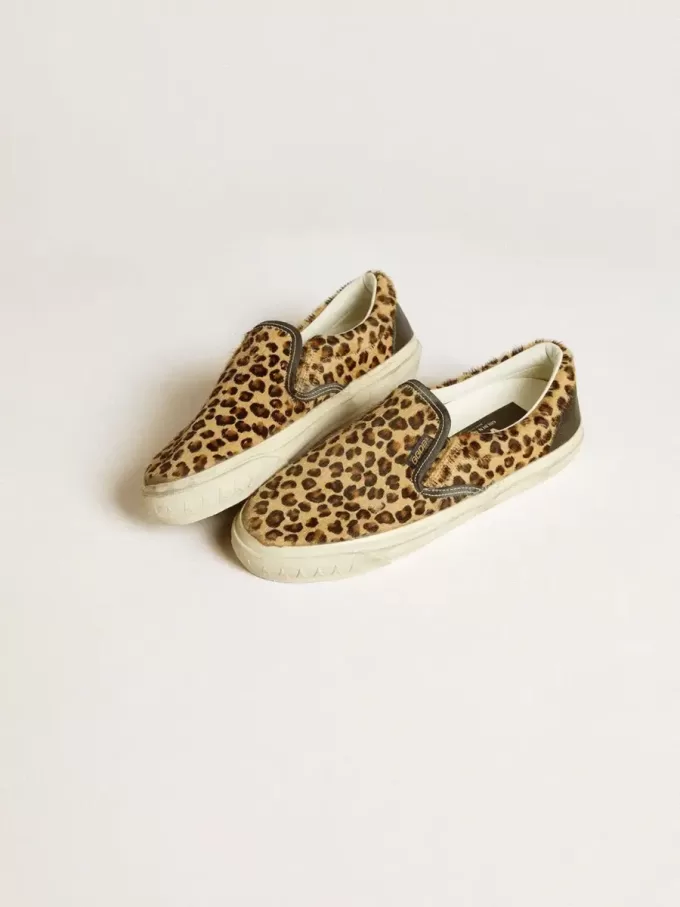 VCE Penstar för herr i leopardmönstrat ponnyhud med svart läderflik på hälen VCE Penstar för herr i leopardmönstrat ponnyhud med svart läderflik på hälen