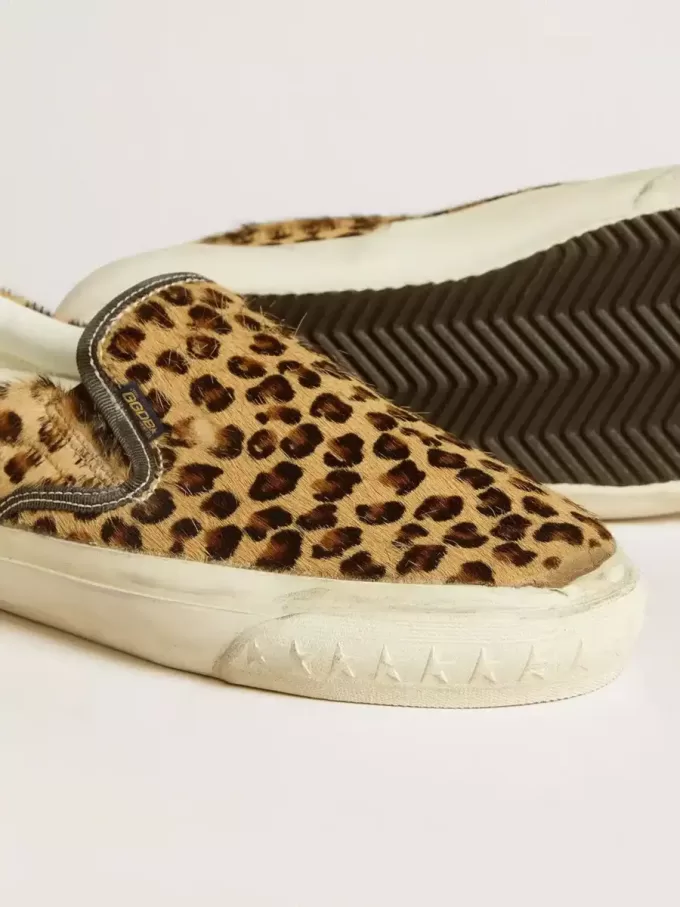 VCE Penstar för herr i leopardmönstrat ponnyhud med svart läderflik på hälen VCE Penstar för herr i leopardmönstrat ponnyhud med svart läderflik på hälen