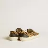 VCE Penstar för herr i leopardmönstrat ponnyhud med svart läderflik på hälen VCE Penstar för herr i leopardmönstrat ponnyhud med svart läderflik på hälen