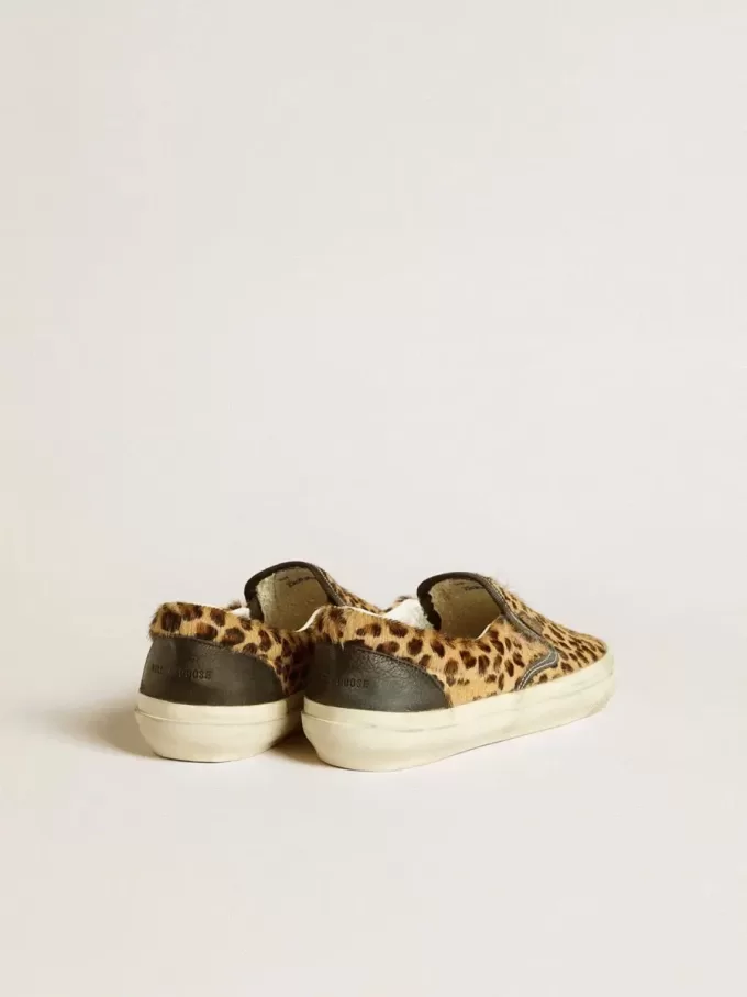 VCE Penstar för herr i leopardmönstrat ponnyhud med svart läderflik på hälen VCE Penstar för herr i leopardmönstrat ponnyhud med svart läderflik på hälen