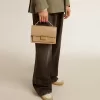 Venezia-väska i beige läder med gulddetaljer