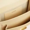 Venezia-väska i beige läder med pytonmönster och gulddetaljer Venezia-väska i beige läder med pytonmönster och gulddetaljer