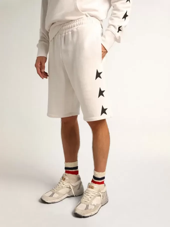 Vintage vita bermuda-shorts för herr med kontrasterande svarta stjärnor Vintage vita bermuda-shorts för herr med kontrasterande svarta stjärnor
