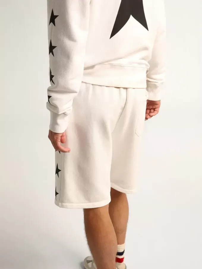Vintage vita bermuda-shorts för herr med kontrasterande svarta stjärnor Vintage vita bermuda-shorts för herr med kontrasterande svarta stjärnor