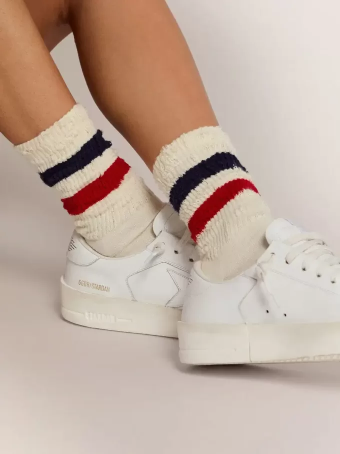 Vintagevita strumpor med slitna detaljer och tvåfärgade ränder Vintagevita strumpor med slitna detaljer och tvåfärgade ränder