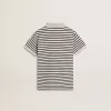 Vit bomullspikétröja för pojkar med marinblå ränder och brodyr Vit bomullspikétröja för pojkar med marinblå ränder och brodyr