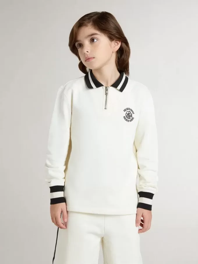 Vit bomullspolosweatshirt för barn med broderi på bröstet och tryck på ryggen Vit bomullspolosweatshirt för barn med broderi på bröstet och tryck på ryggen