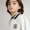 Vit bomullspolosweatshirt för barn med broderi på bröstet och tryck på ryggen Vit bomullspolosweatshirt för barn med broderi på bröstet och tryck på ryggen
