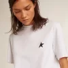 Vit dam-T-shirt med mörkblå stjärna på framsidan Vit dam-T-shirt med mörkblå stjärna på framsidan
