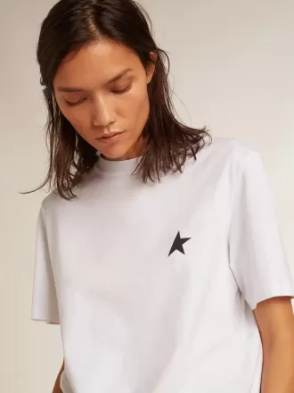 Vit dam-T-shirt med mörkblå stjärna på framsidan