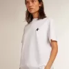 Vit dam-T-shirt med mörkblå stjärna på framsidan Vit dam-T-shirt med mörkblå stjärna på framsidan