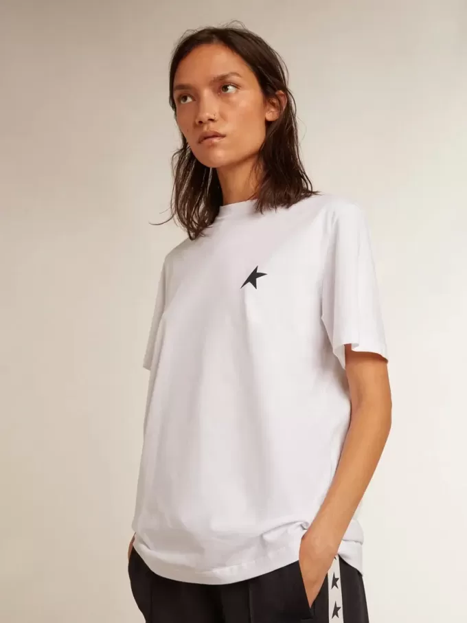 Vit dam-T-shirt med mörkblå stjärna på framsidan Vit dam-T-shirt med mörkblå stjärna på framsidan