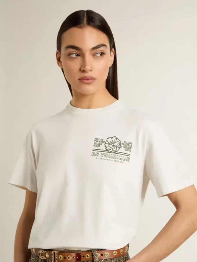 Vit dam-T-shirt med svart tryck på bröstet Vit dam-T-shirt med svart tryck på bröstet