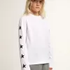 Vit långärmad T-shirt med kontrasterande svarta stjärnor Vit långärmad T-shirt med kontrasterande svarta stjärnor