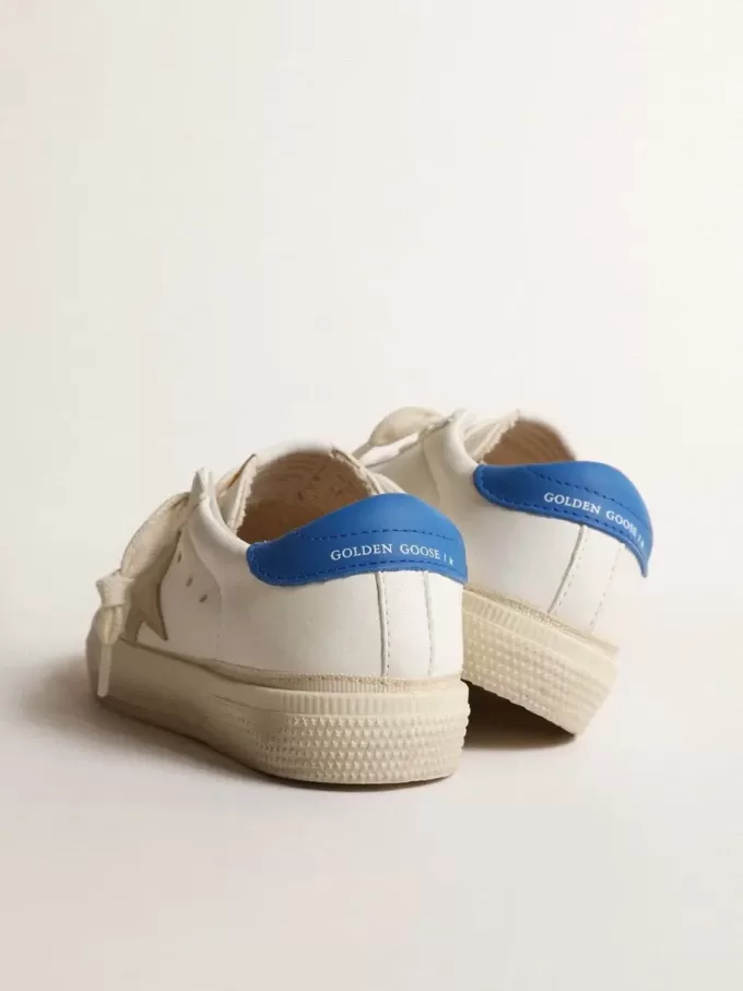 Vit May Teen med grå mockastjärna och blå hälflik