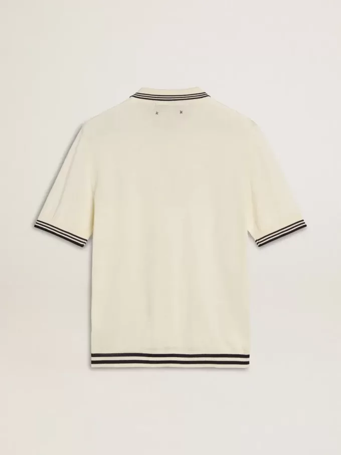 Vit stickad polotröja för herr med blå ribbning Vit stickad polotröja för herr med blå ribbning